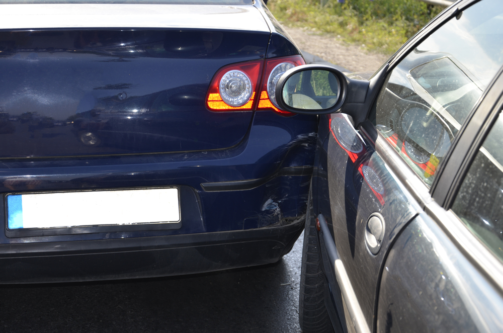 Illustration showing common causes of sideswipe accidents, including distracted driving and lane drifting.